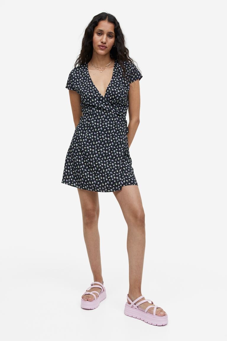 

Креповое платье с запахом спереди H&M, черный/цветочный