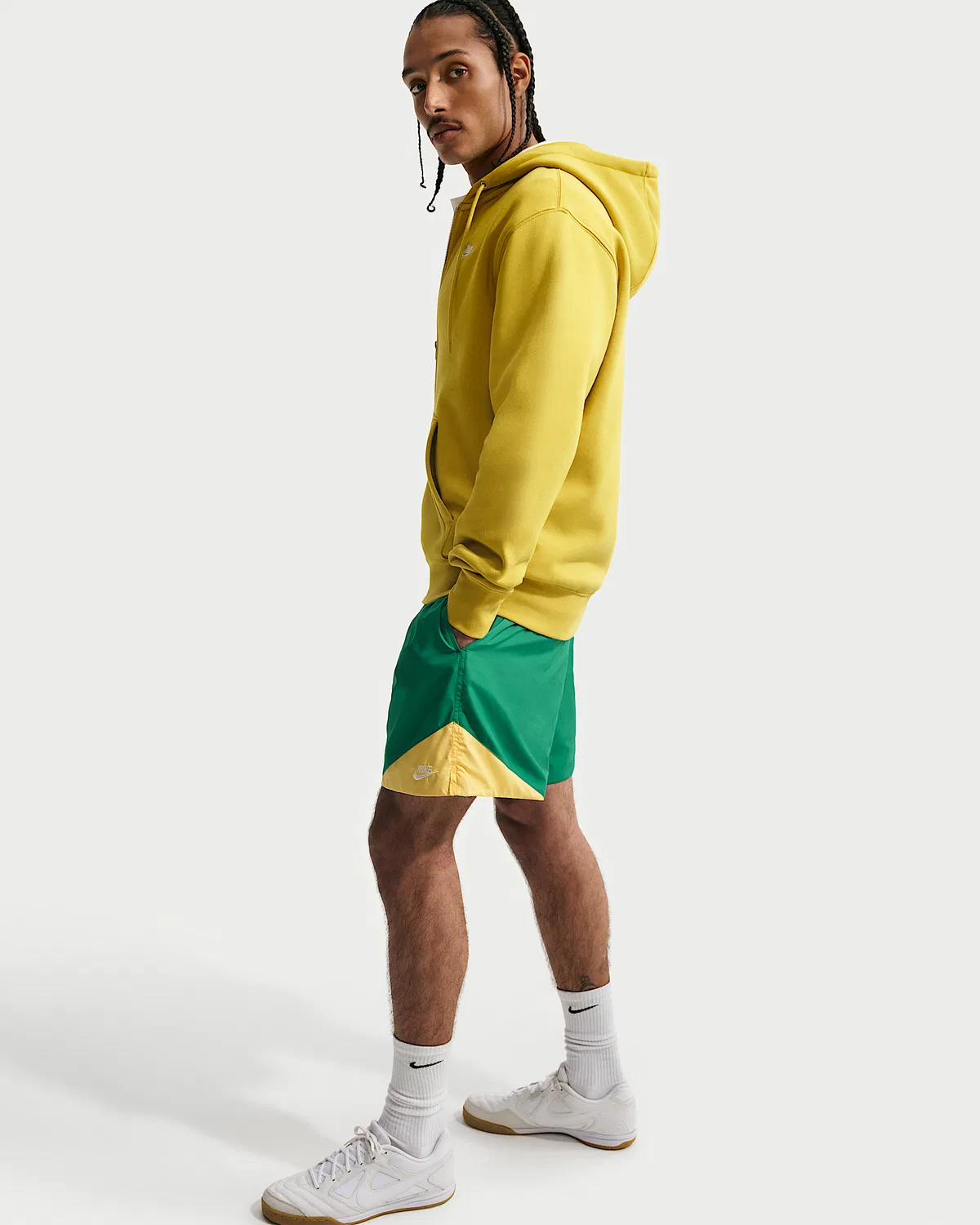 Мужские легкие тканевые шорты Nike Windrunner, Malachite/Topaz Gold/White — фото 4