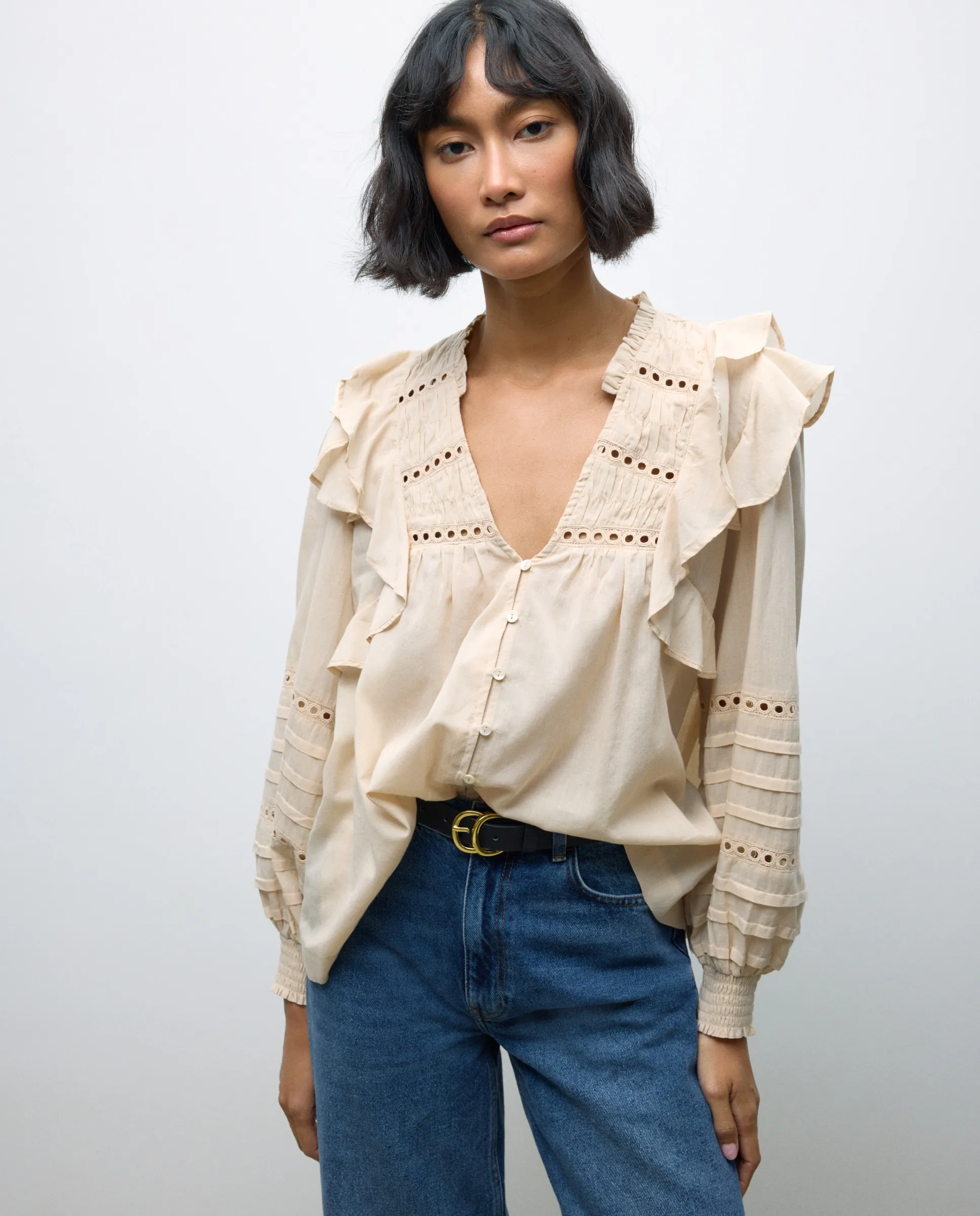 

Женская блузка с длинным рукавом, кружевными вставками и воланами Tintoretto, серый