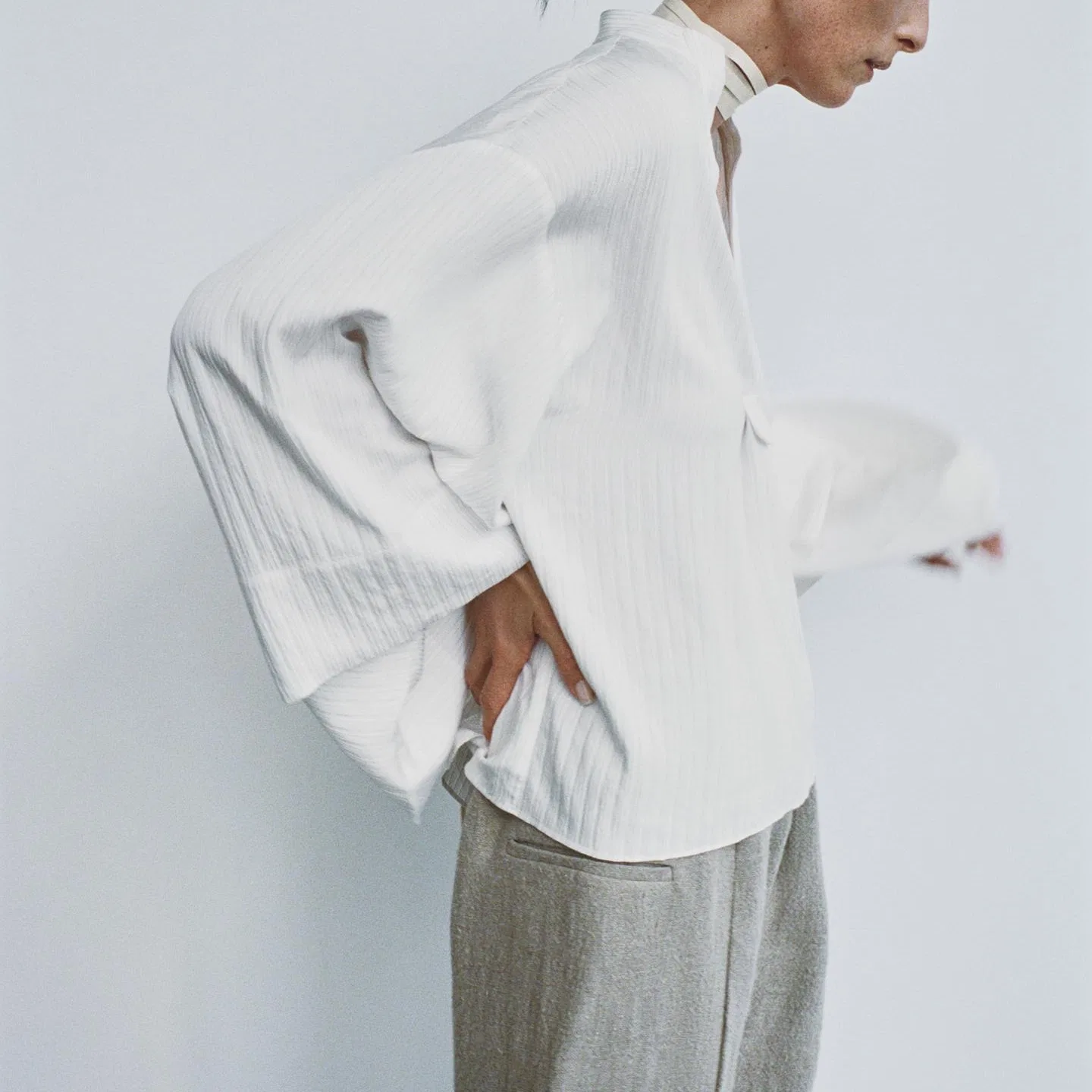 Женская рубашка с V-образным вырезом Frosted White ZARA, Frosted White — фото 4