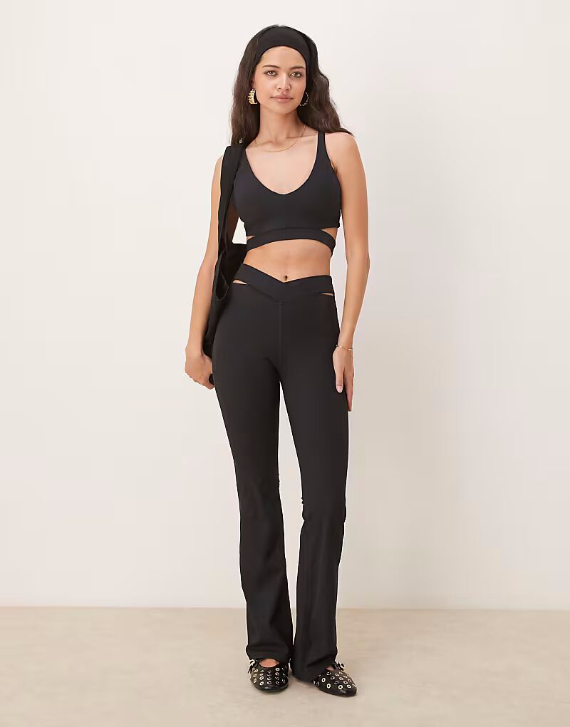 

Nike Training Zenvy Dri-FIT высокие брюки-клёш с ребристой фактурой и вырезом в черном цвете