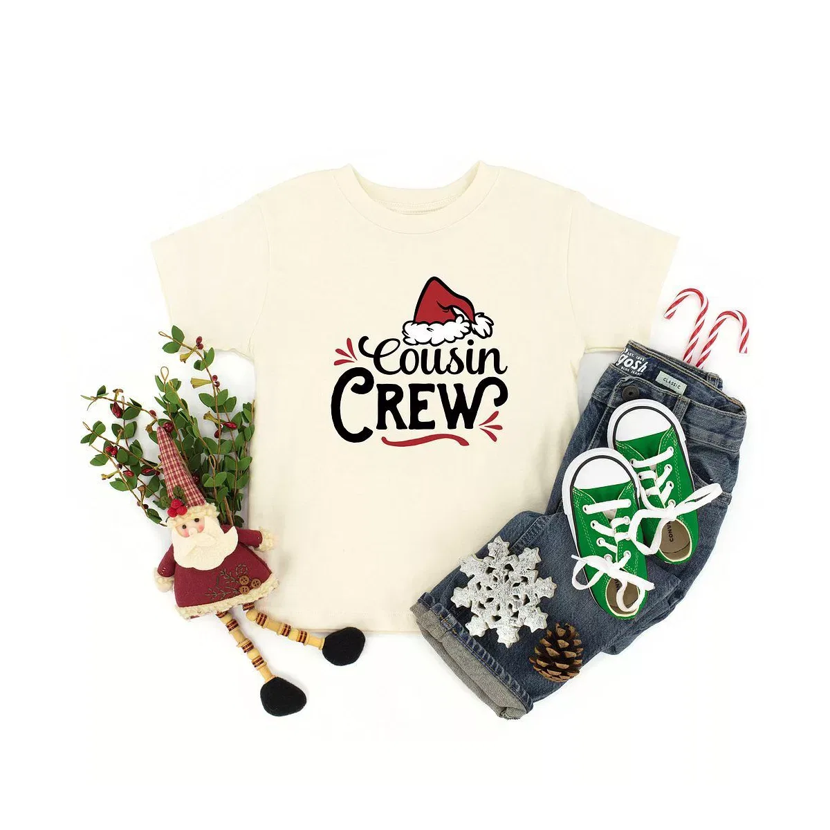 Детская футболка с принтом Cousin Crew Santa Hat The Juniper Shop, Cream — фото 2