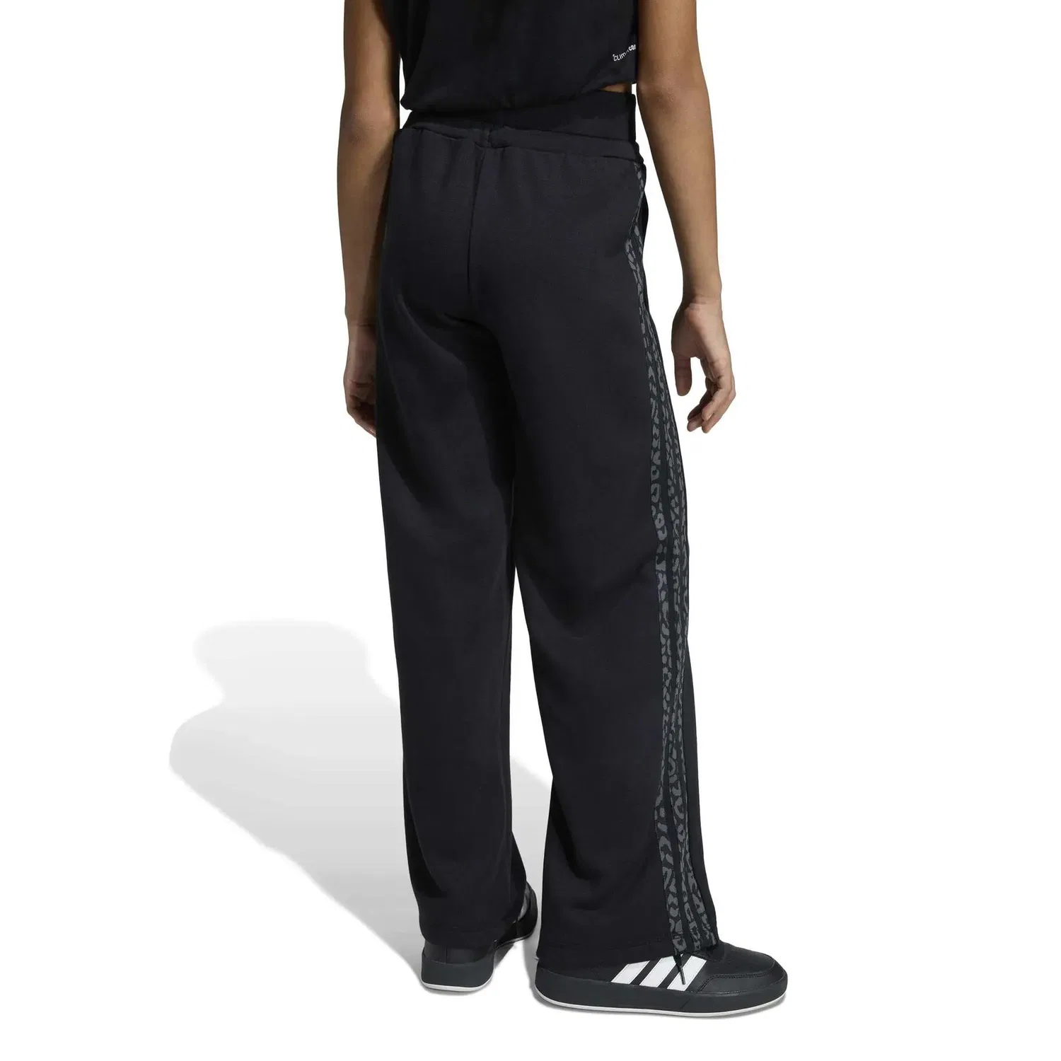 Детские спортивные штаны с принтом adidas Seasonals Animal, Schwarz — фото 4