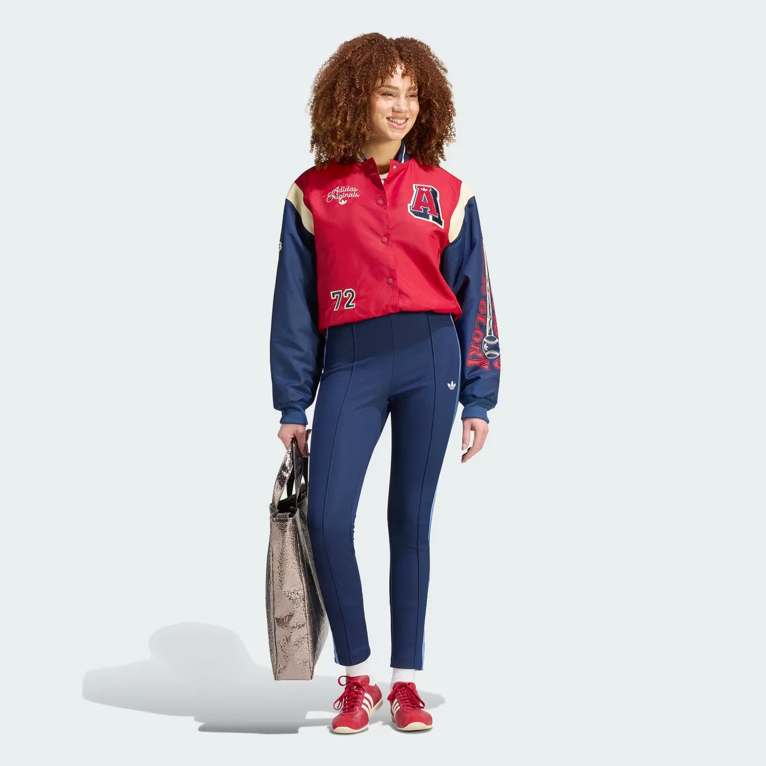 Женская куртка-бомбер оверсайз с патчами Bomber Jacket With Badges Adidas Originals, красный/темно-синий — фото 3