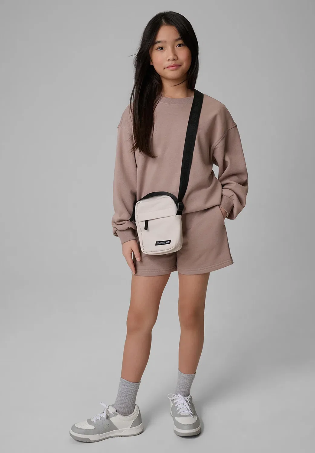 Spodenki dresowe dziewczęce - beżowy 164 (13-14 лат) - спортивные шорты 4F, Beige