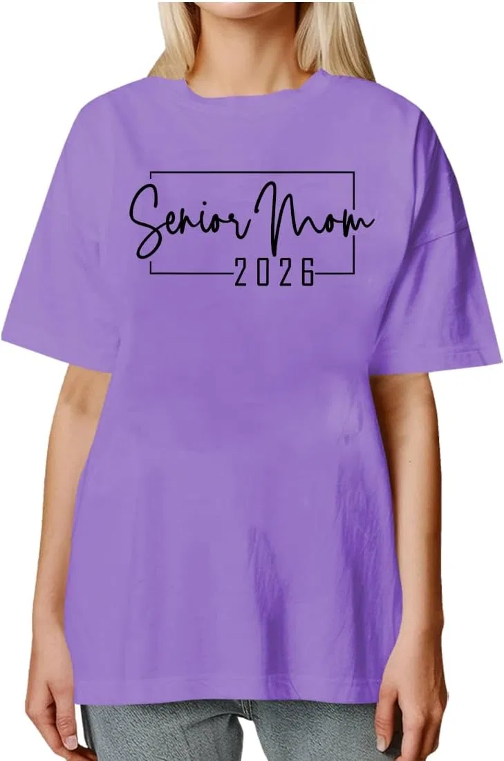 Футболка с принтом V-образным вырезом Senior Mom 2026, Purple