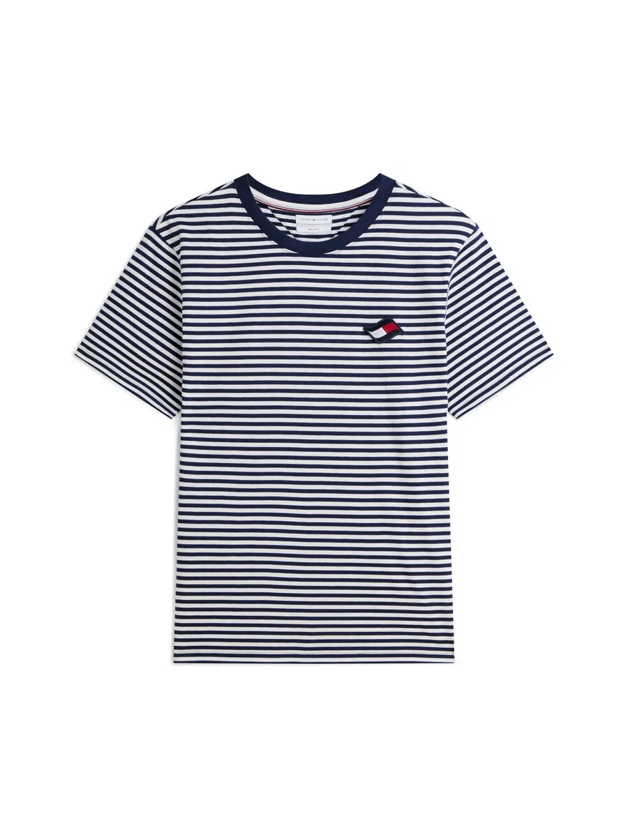Футболка TOMMY HILFIGER 'Wavy Flag Patch Stripe' темно-синего цвета