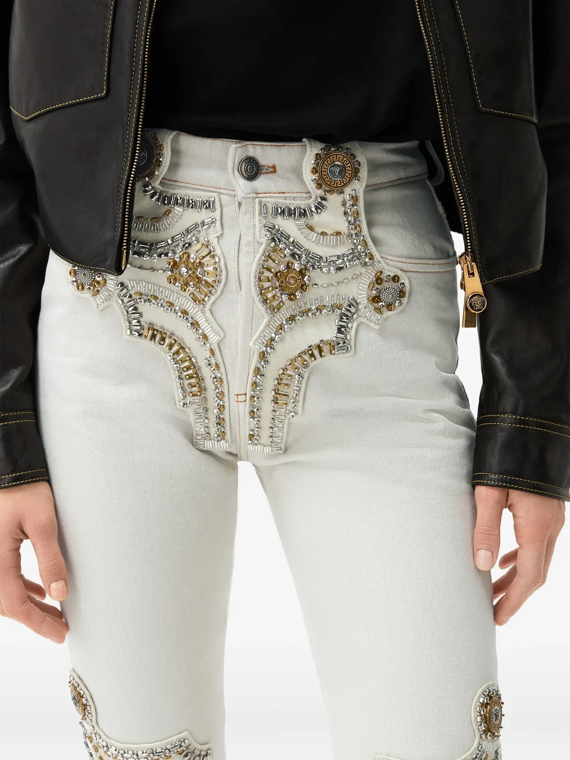 Джинсы с декором Medusa Versace, нейтральные цвета — фото 4