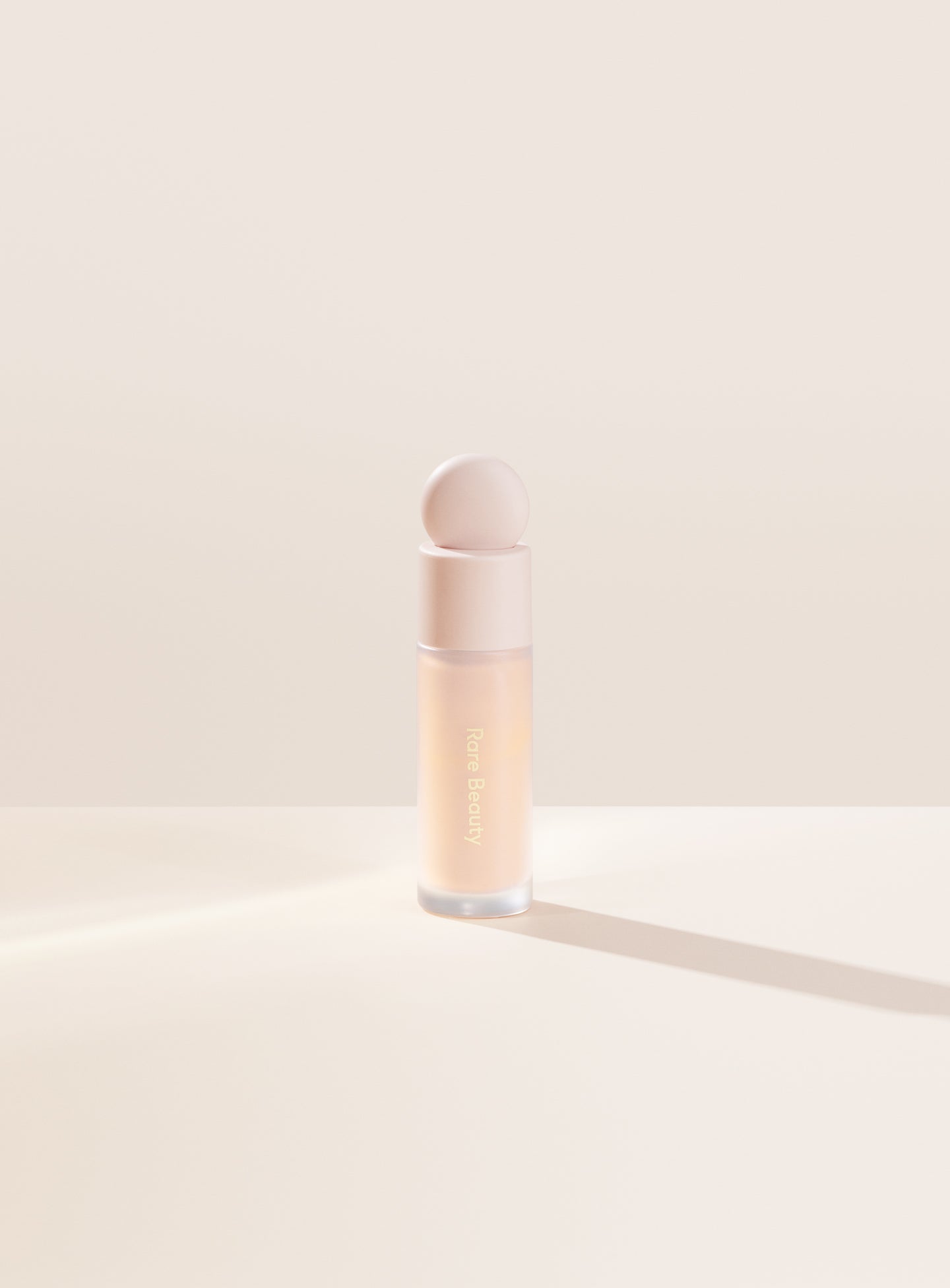 

Осветляющий консилер Liquid Touch Rare Beauty, цвет 110n/light with neutral golden undertones