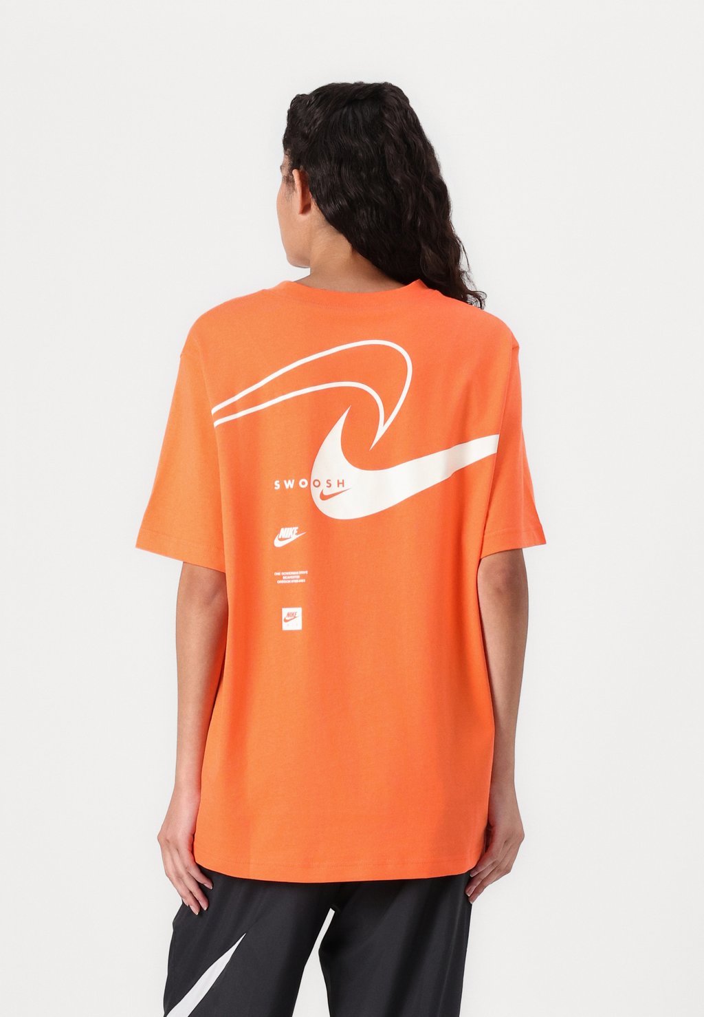 

Футболка с принтом CLUB TEE Nike Sportswear, оранжевый