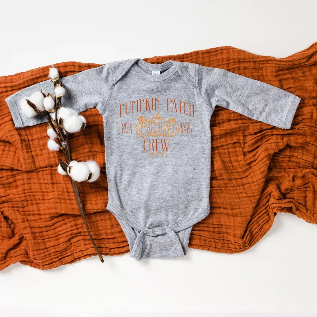 Детское боди для девочек с длинным рукавом SmileyWorld Pumpkin Patch Crew The Juniper Shop, Heather Grey — фото 3