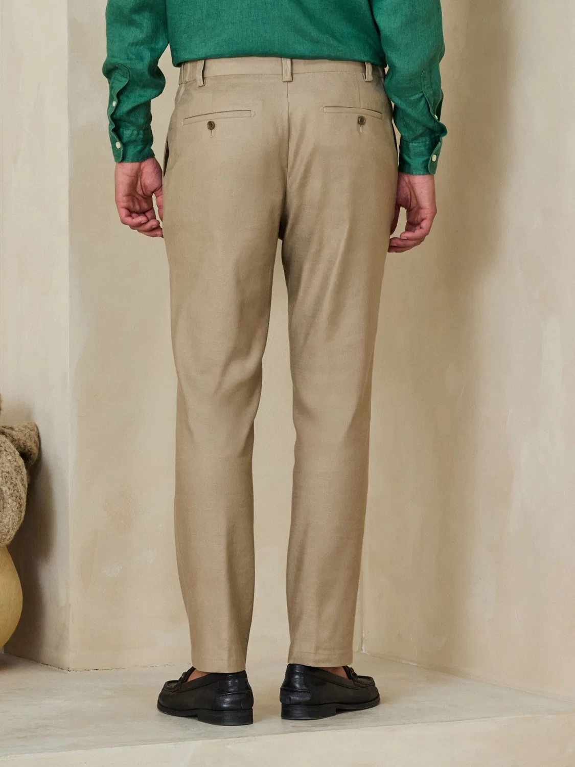 Брюки-чиносы Next Slim fit Motionflex в цвете Stone — фото 4