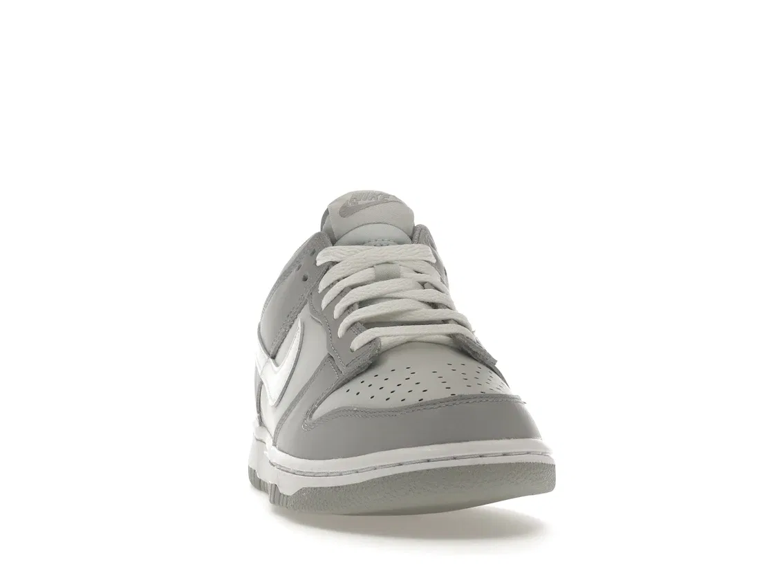Детские кроссовки Lifestyle с двухцветным дизайном Nike Dunk Low, Pure Platinum/White-Wolf Grey — фото 2