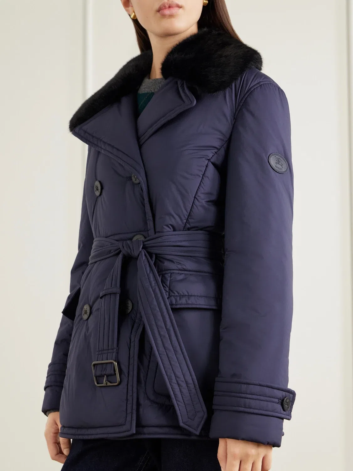 Двубортная стеганая куртка из шелла с поясом и плюшевой отделкой Burberry, синий — фото 4