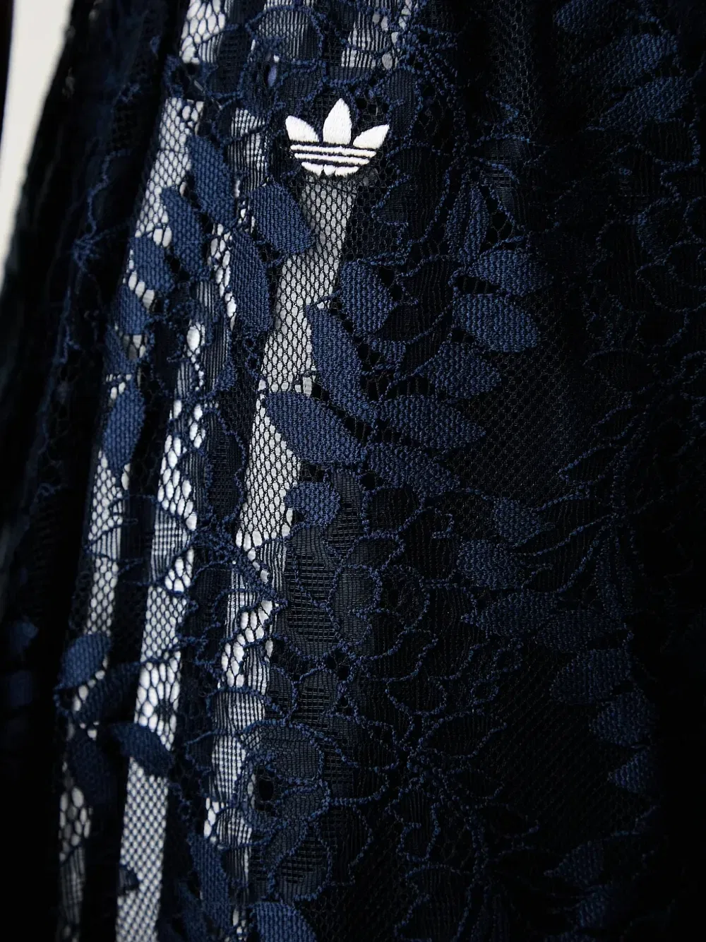 Брюки спортивные с кружевными вставками и боковыми полосками adidas, синий — фото 4
