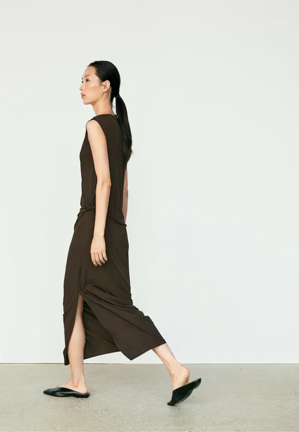 Платье миди из вискозы Asymmetric ruched midi dress Massimo Dutti, темно-коричневый — фото 4