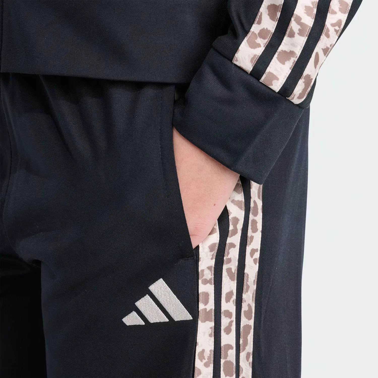 Детский спортивный костюм из 2 предметов с принтом Printed Stripe Tricot Adidas Sportswear, черный — фото 4