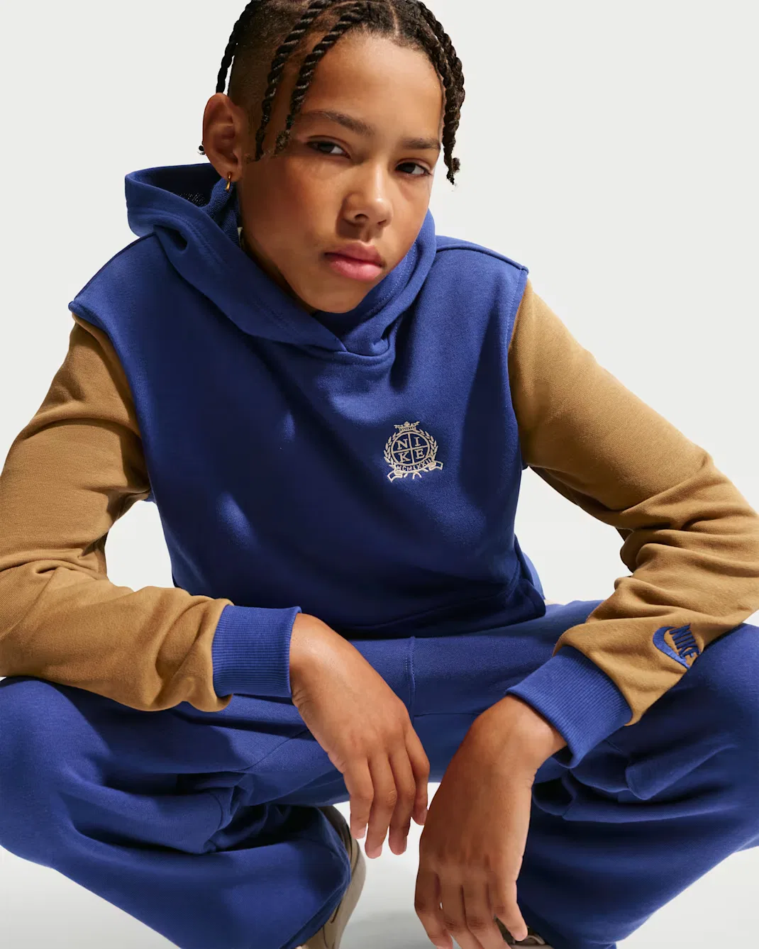 Толстовка из французского махрового трикотажа для детей постарше Nike Sportswear Club, Deep Royal Blue/Ale Brown/Sanddrift/Black — фото 3