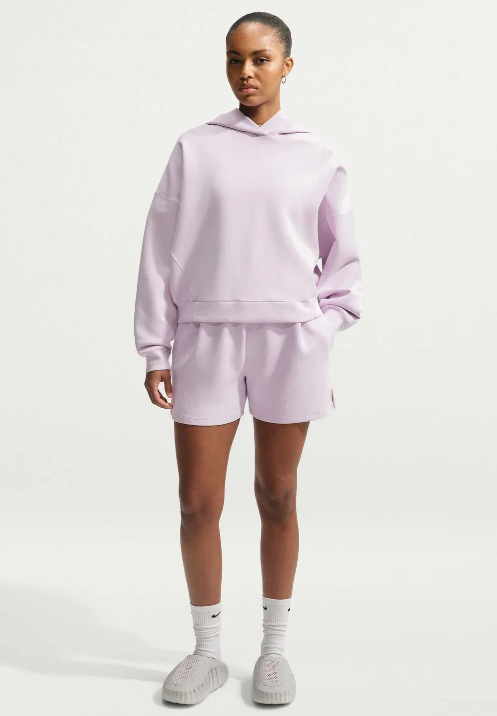 Женские свободные шорты из быстросохнущей ткани - спортивные шорты Nike Performance, Bleached Lilac Platinum Violet — фото 2