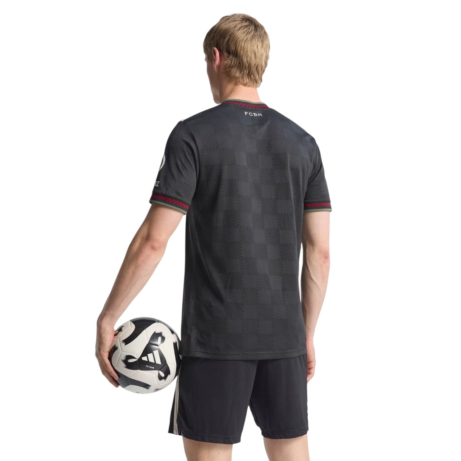 Оригинальная третья футболка Adidas FC Bayern сезона 2025/2026, цвет «Black Halo Ivory» — фото 4
