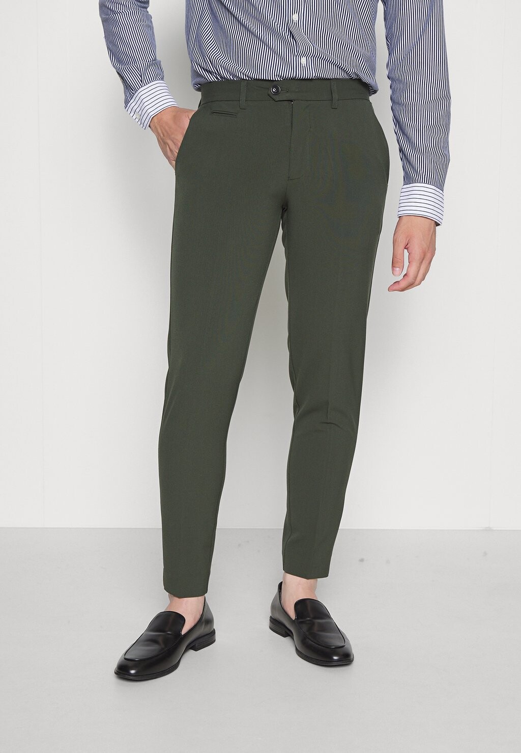 

Чиносы Slim Fit Club Pants Lindbergh, цвет wood green