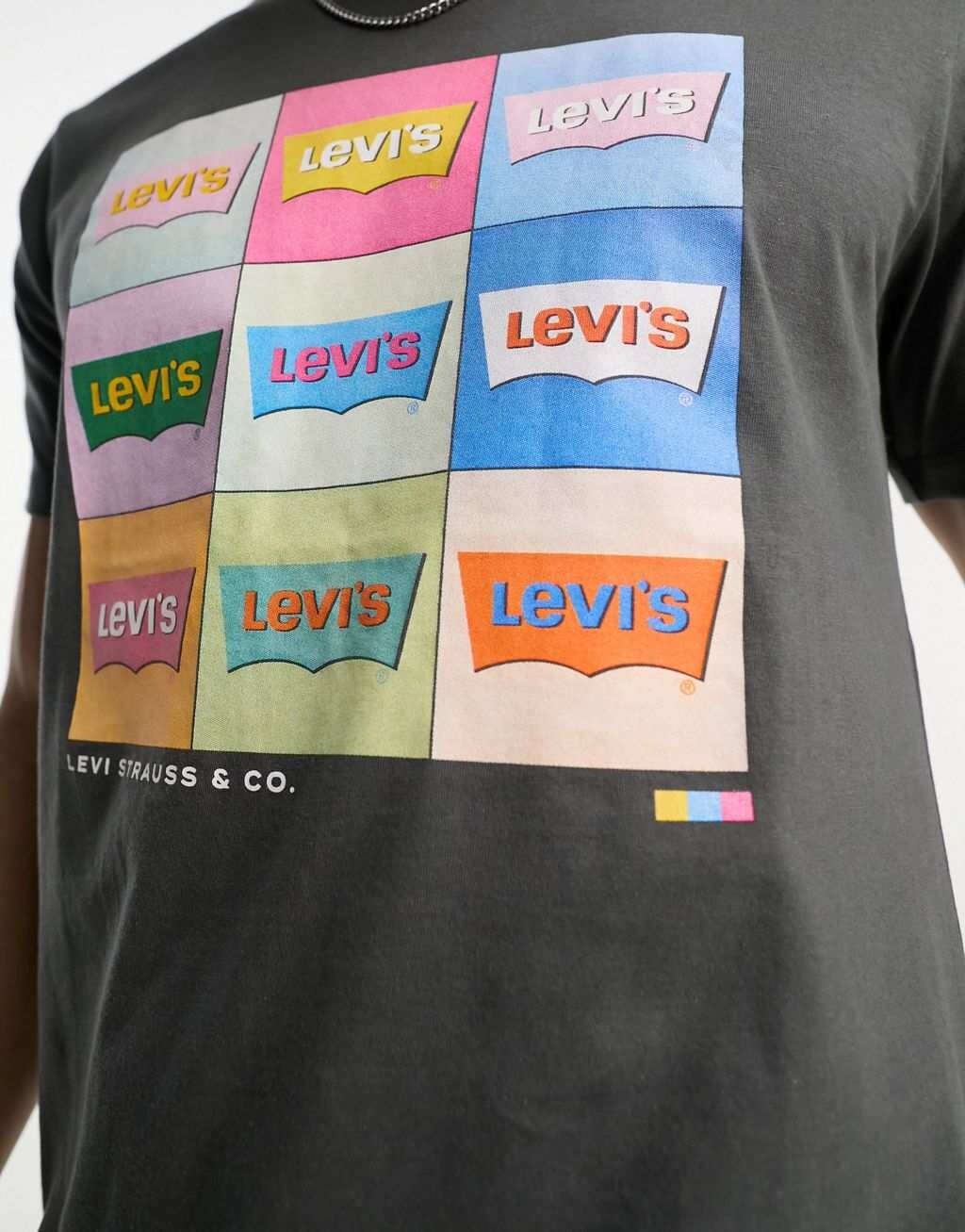 Эксклюзивная черная футболка Levi's для ASOS с неоновыми логотипами по всей поверхности. — фото 3