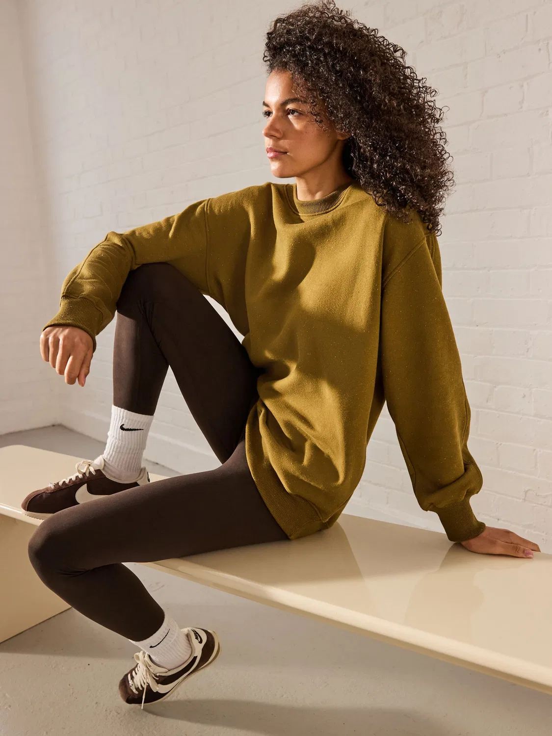 Свитшот женский Relaxed Fit Essentials Next, оливковый — фото 2