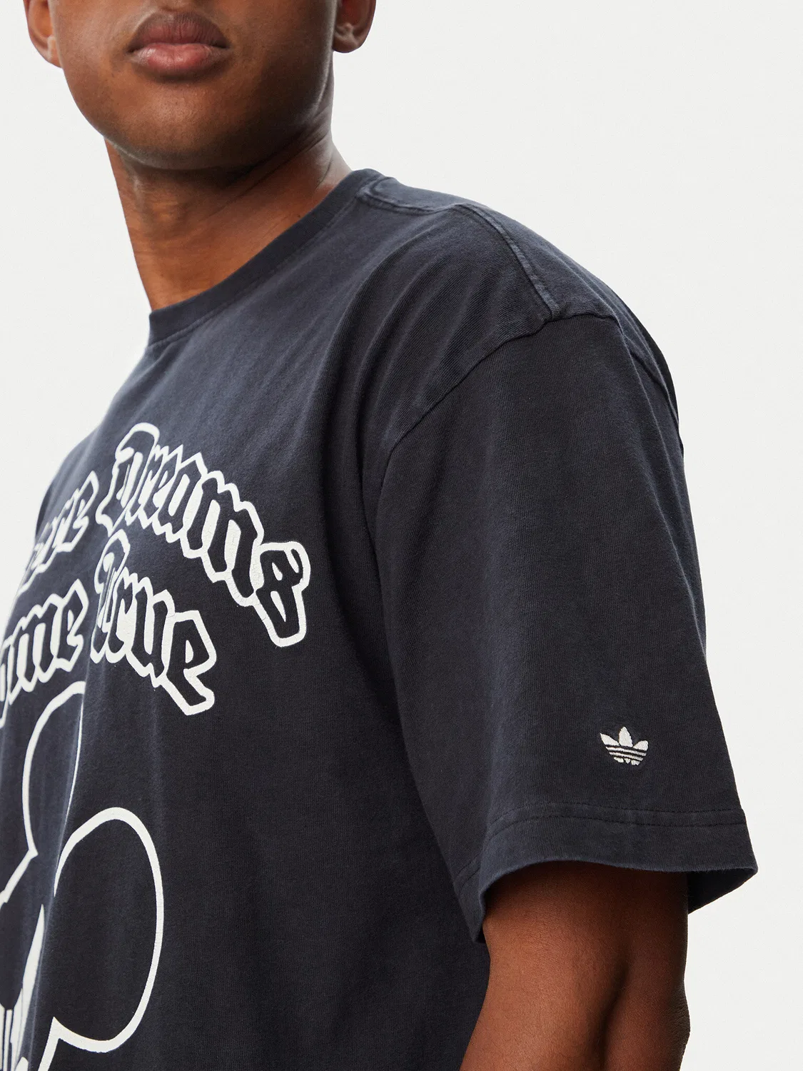 Мужская футболка свободного кроя Disney Mickey Mouse Dreams Adidas, черный — фото 4