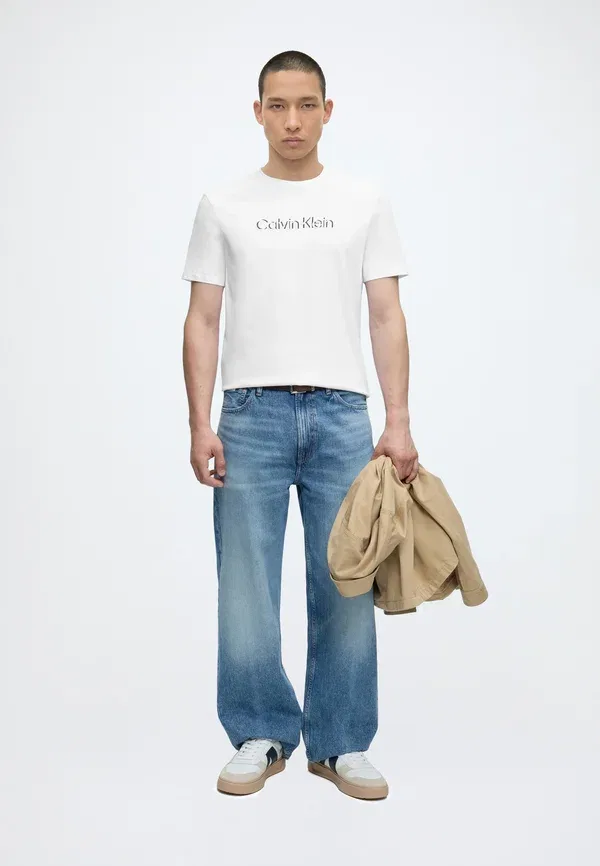 Футболка унисекс с принтом Calvin Klein, белый — фото 2