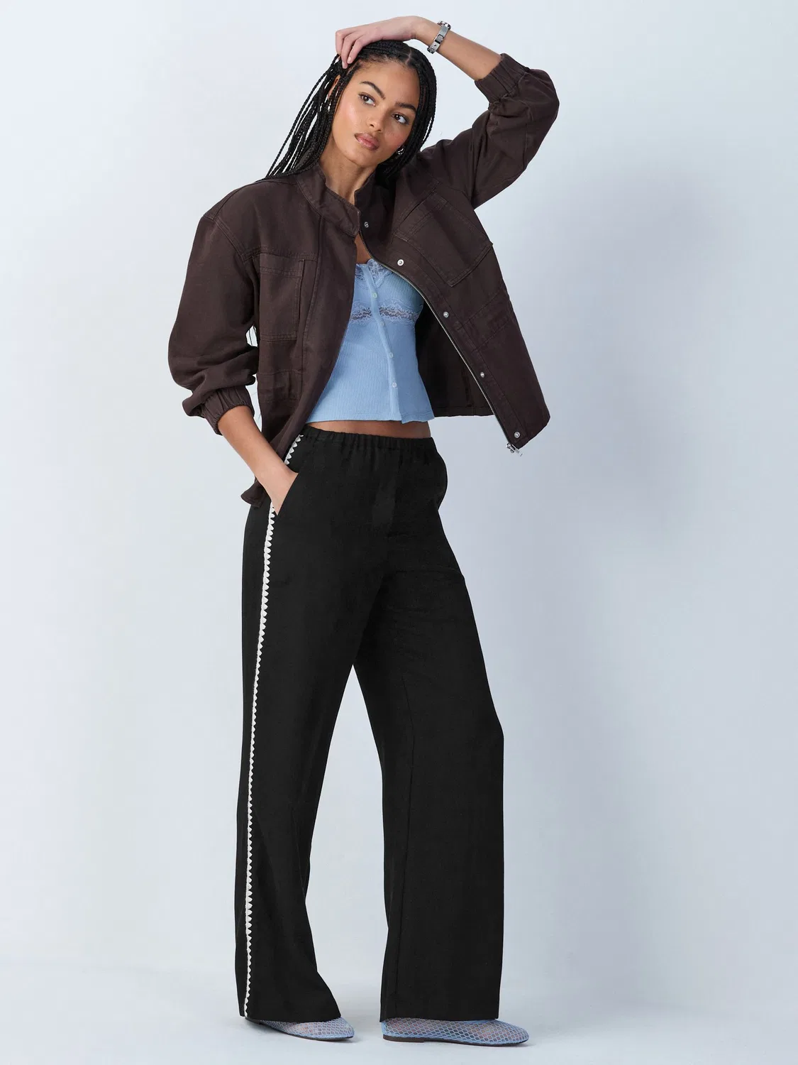 Брюки широкие с вышивкой по бокам, модель Black Embroidered Side Detail Wide Leg Next, черный