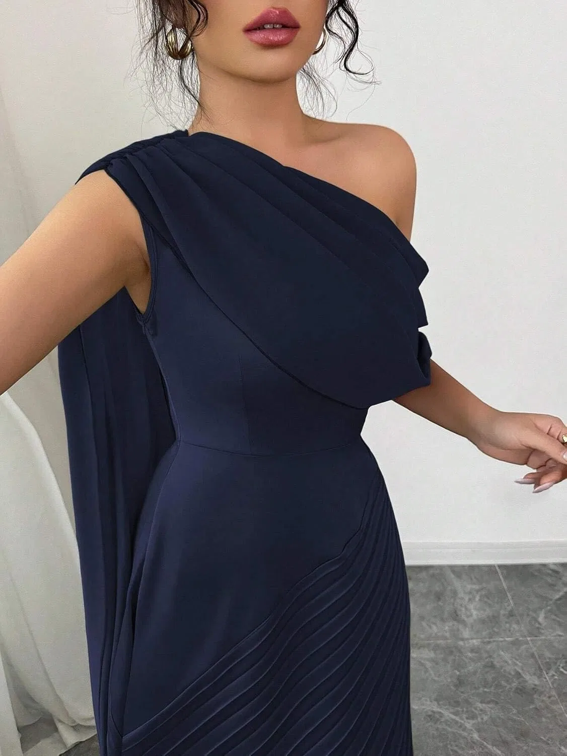 Женское повседневное платье миди с одним плечом, складками, Navy Blue — фото 3