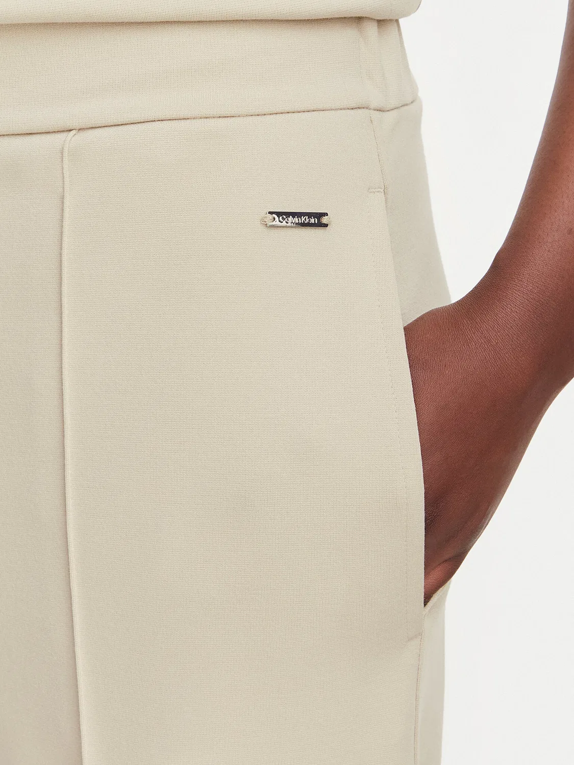 Женские брюки из ткани свободного кроя Calvin Klein, бежевый — фото 4