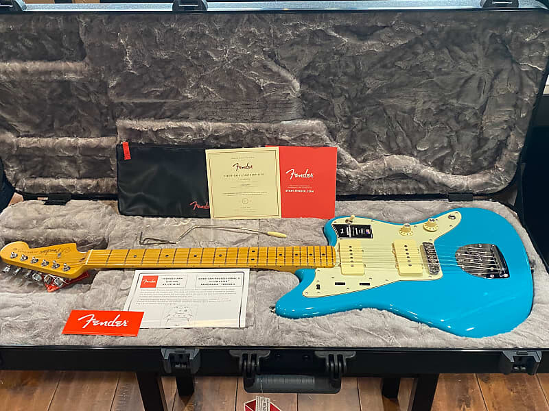 

Fender American Professional II Jazzmaster MN Miami Blue #US22102841 7 фунтов, 13,1 унции American Professional II Jazzmaster with Maple Fretboard