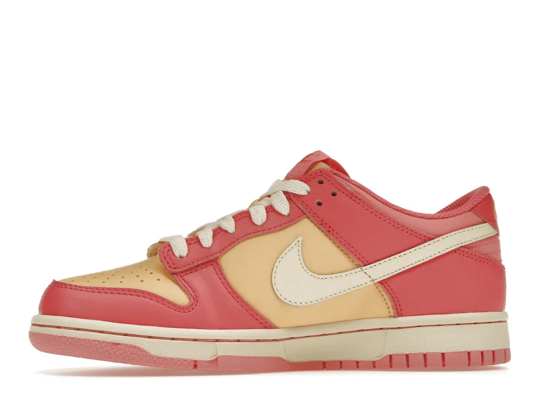 Детские кроссовки Lifestyle с цветочным принтом Nike Dunk Low, Strawberry/Preach/Cream — фото 3
