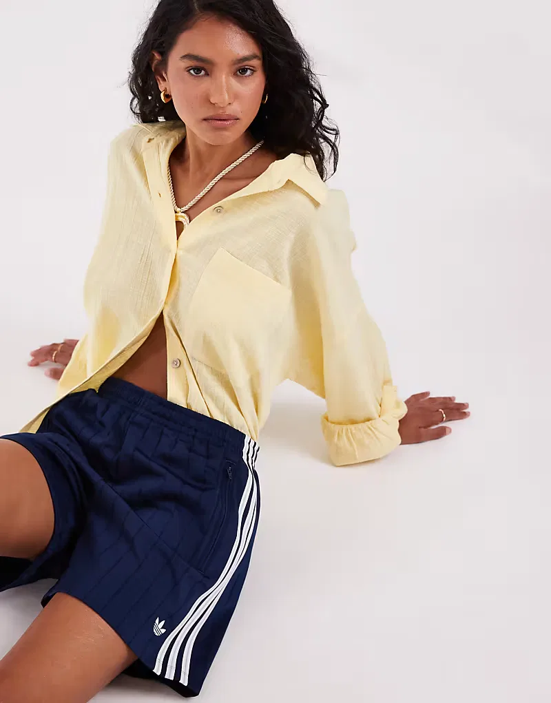 Шорты Adidas Originals Firebird в темно-синюю полоску