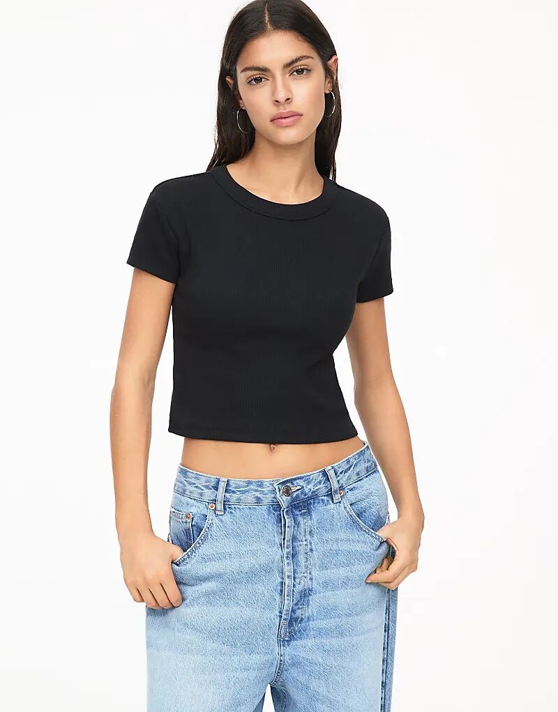 

Укороченная ребристая футболка Pull&Bear черного цвета