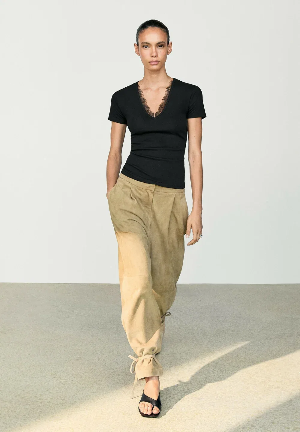 Футболка с V-образным вырезом и кружевной отделкой - базовая футболка Massimo Dutti, Black — фото 3