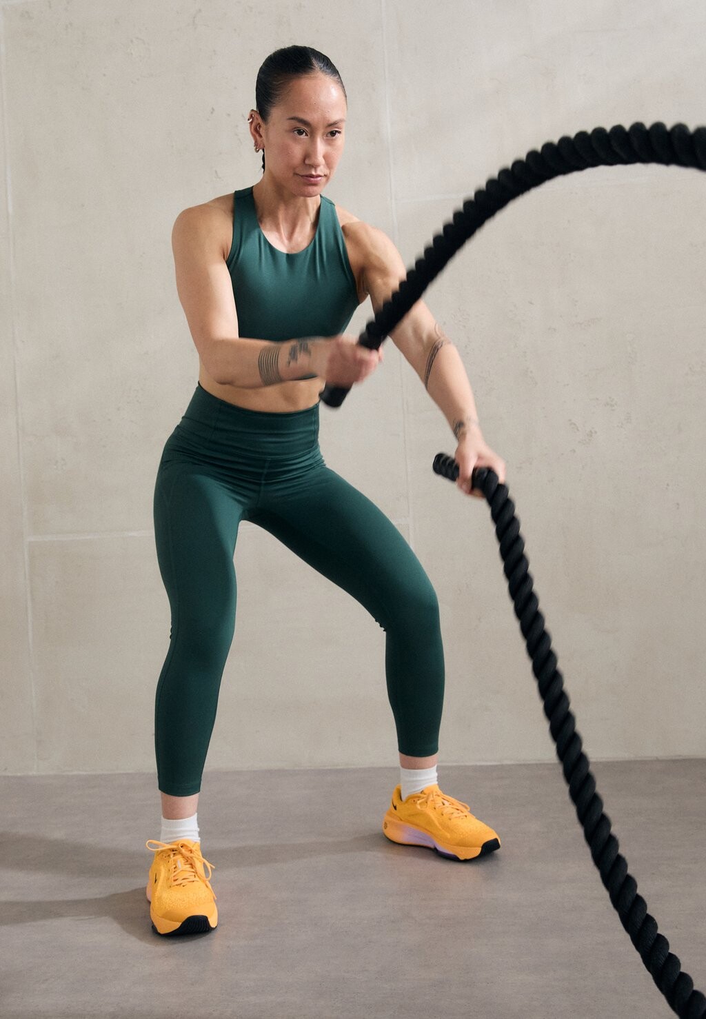 

Тайтсы COMPRESSIVE HIGH RISE LEGGING 7/8 Girlfriend Collective, темно-зеленый