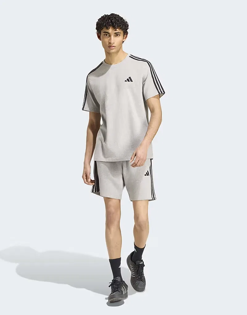 Футболка Adidas Performance Essentials с тремя полосками, расположенными на левой стороне груди, серо-белого — фото 3