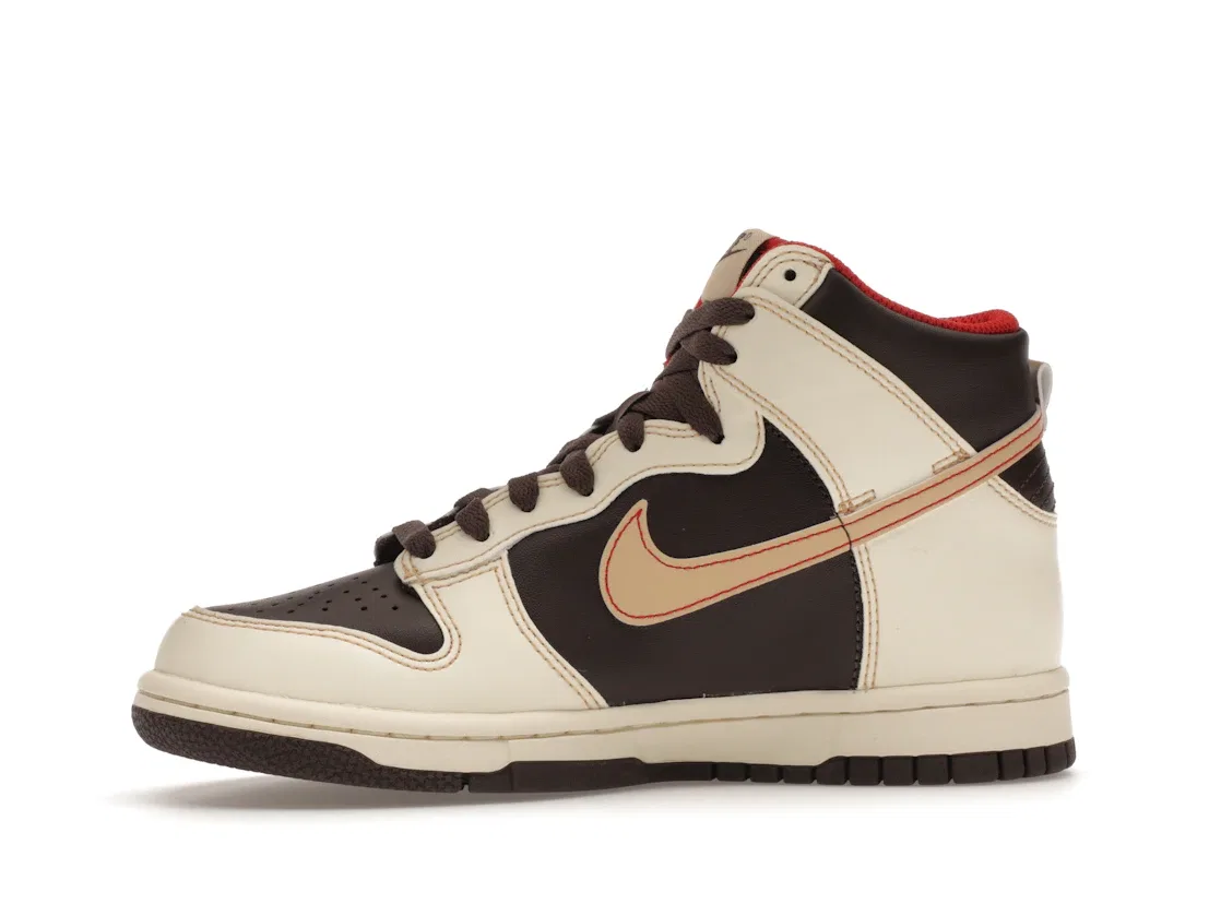 Детские кроссовки высокие с принтом Nike Dunk High Nike, Baroque Brown/Sesame/Coconut Milk/Mystic Red — фото 3