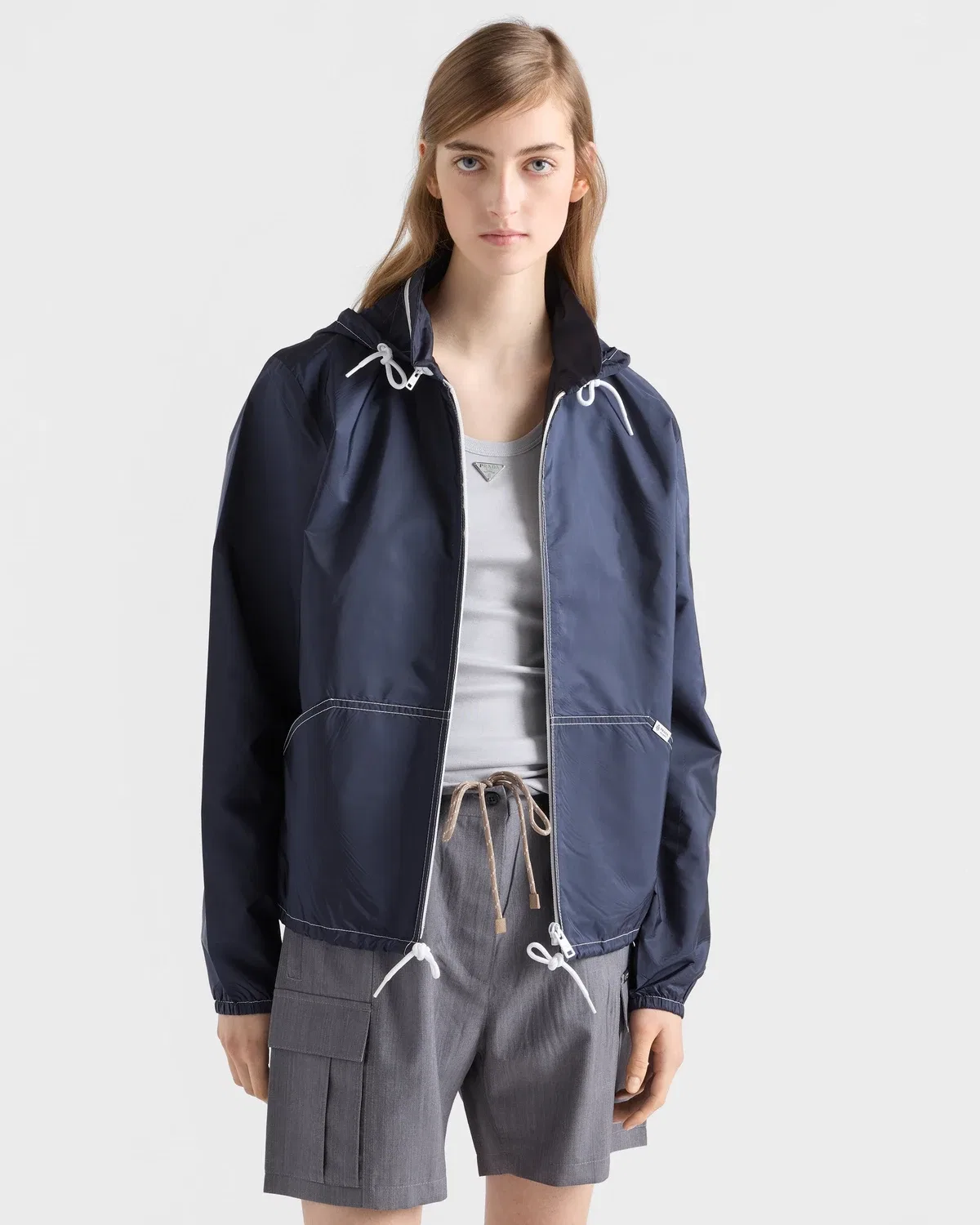 Легкая куртка-блузон из Re-Nylon с капюшоном Prada, синий — фото 4