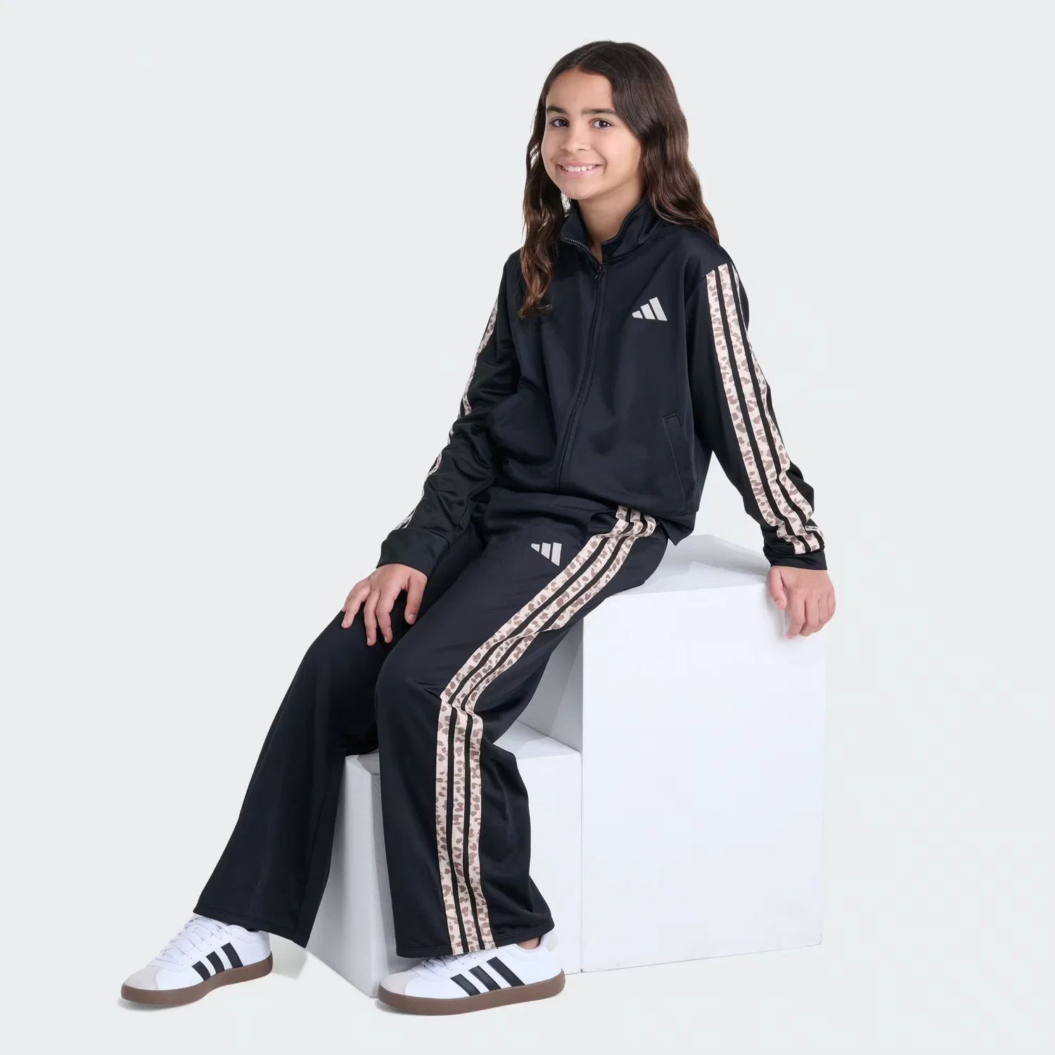 Детский спортивный костюм из 2 предметов с принтом Printed Stripe Tricot Adidas Sportswear, черный — фото 2