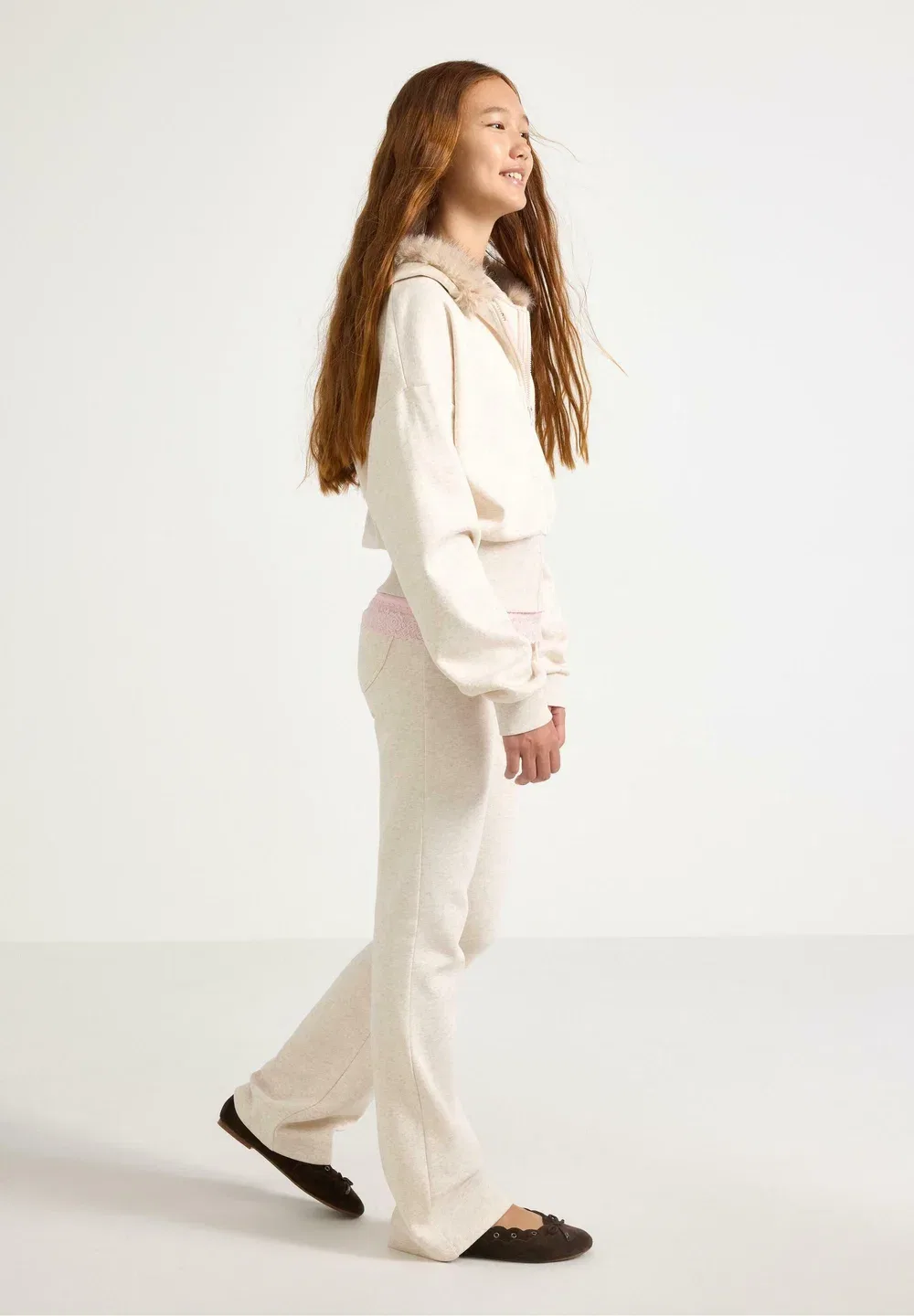 Расклешенные спортивные штаны - брюки от спортивного костюма Lindex, Light Beige Melange — фото 4