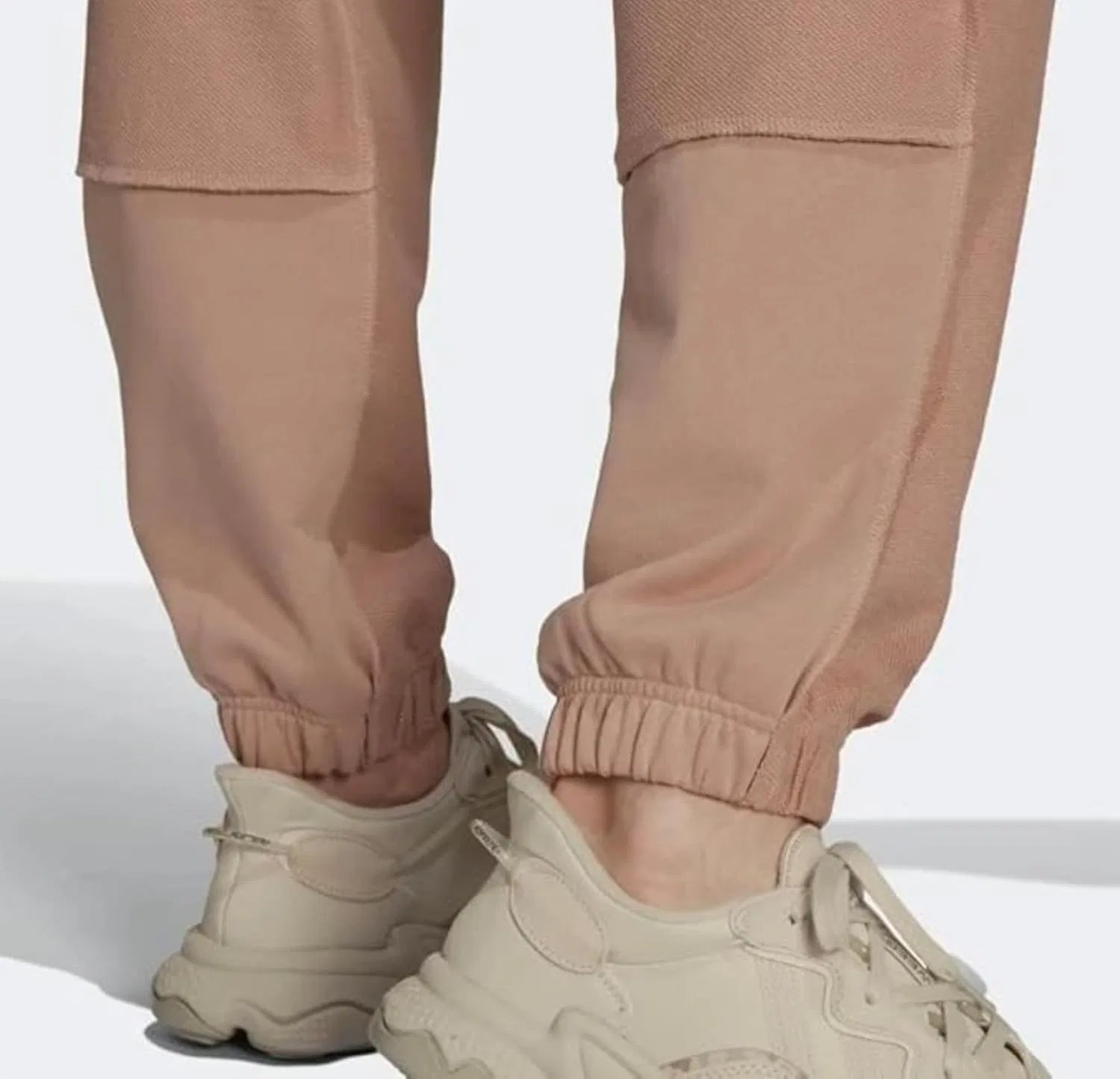 Мужские спортивные брюки adidas Loopback, цвет «пепельный жемчуг» — фото 4