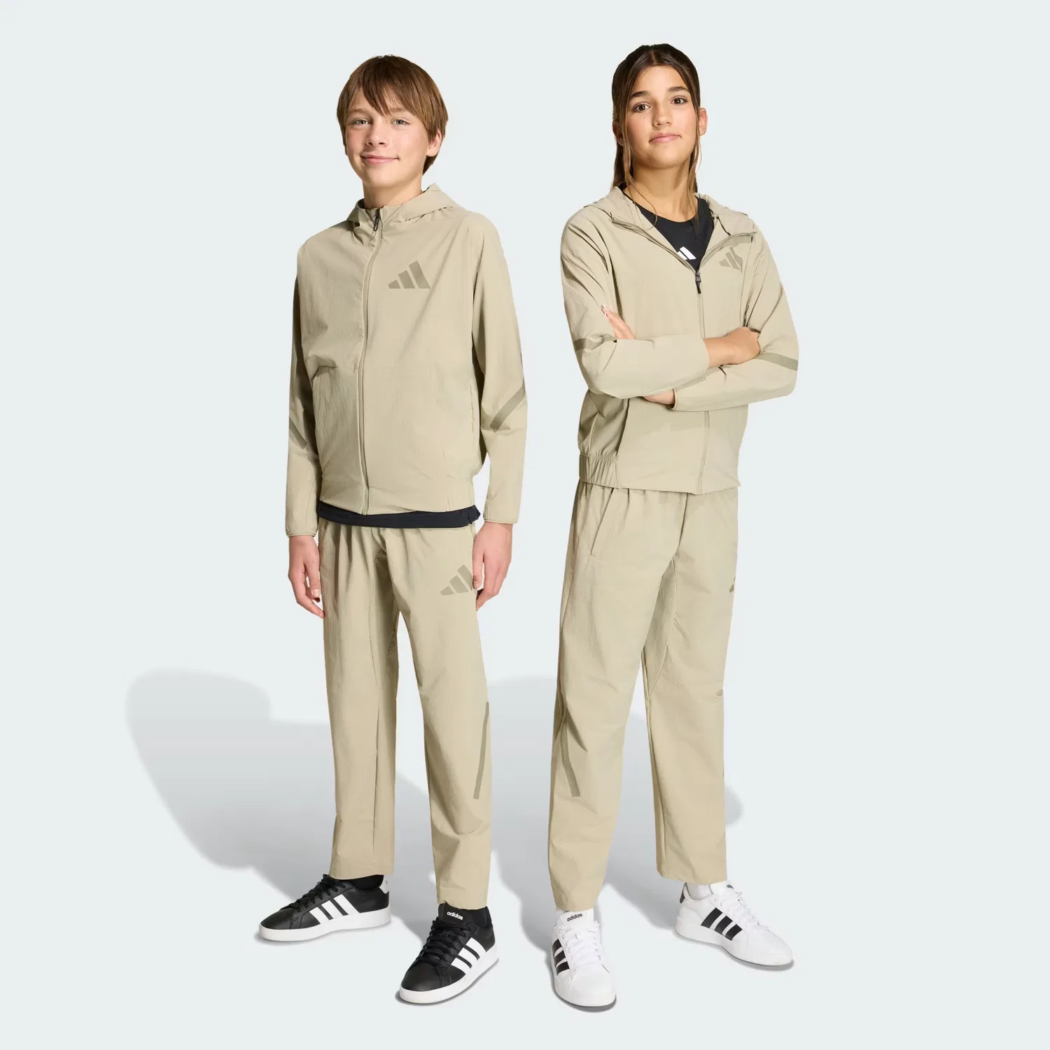 Детские спортивные брюки свободного кроя Z.N.E. Woven Travel Adidas Sportswear, Wonder Cargo/Clay