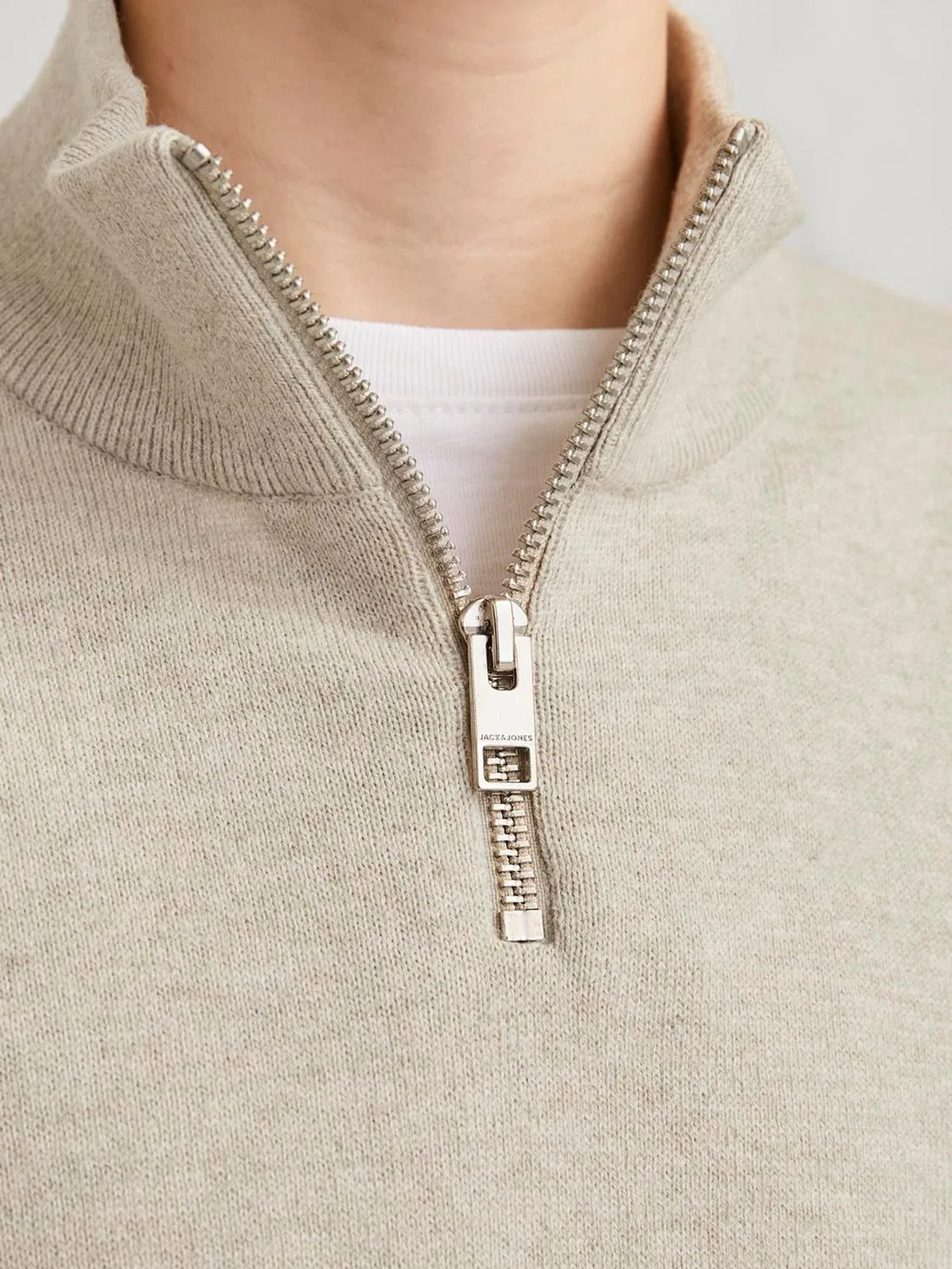 Свитер трикотажный, высокий ворот, половинная молния, Jack & Jones Junior, овсяный — фото 4