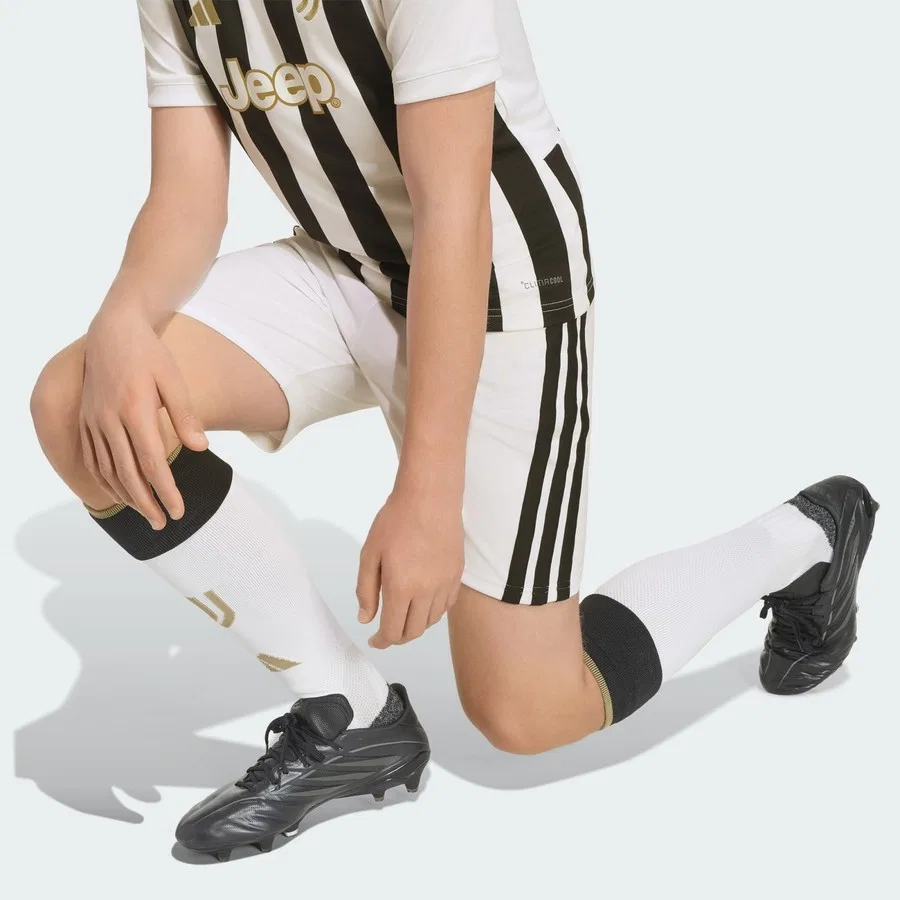 Детские спортивные шорты с длиной до колена Juventus 26/27 Home adidas, Белый — фото 4