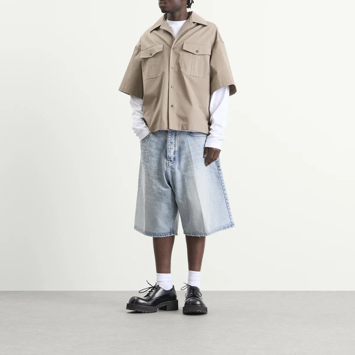 Шорты джинсовые с защипами Stay press vintage denim shorts Balenciaga, Bleach Light Bleu — фото 4