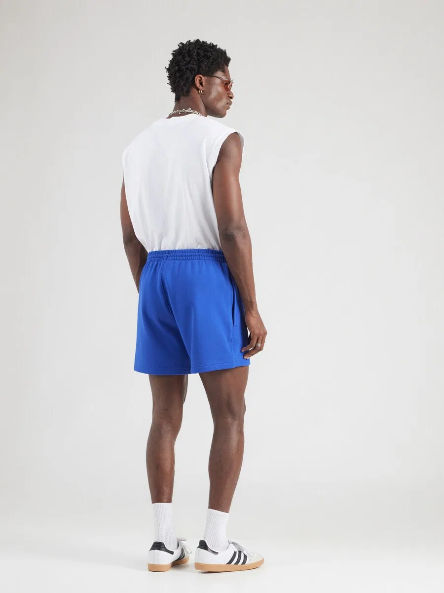 Шорты ADIDAS ORIGINALS с широкими штанинами 'ESS' синего цвета — фото 4