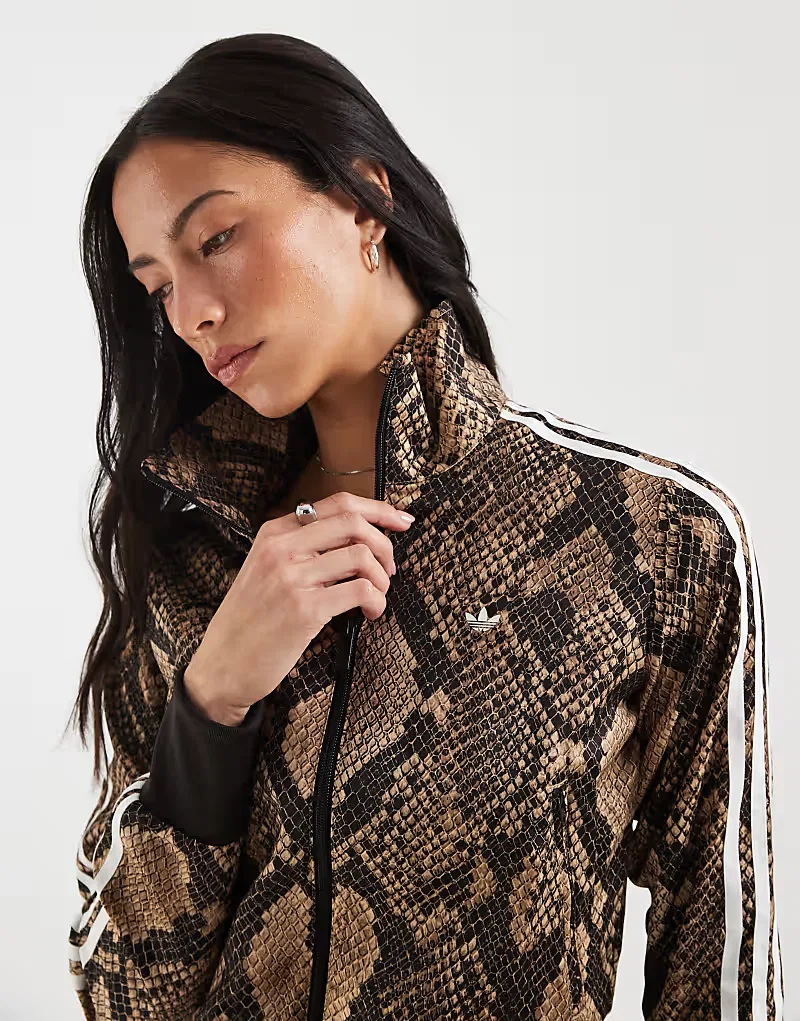 Спортивная куртка Adidas Originals Firebird из атласа, светло-коричневая, с рисунком под змеиную кожу — фото 3